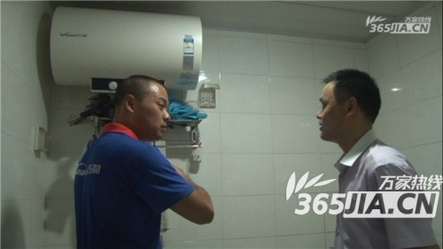 mksports在线登录_mk(中国)一站式服务体育售后正在为刘师傅讲解电热水器的安全使用规范